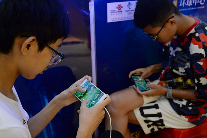 Two teenagers play Tencent’s Honor of Kings in Handan, North China’s Hebei province. Photo: VCG