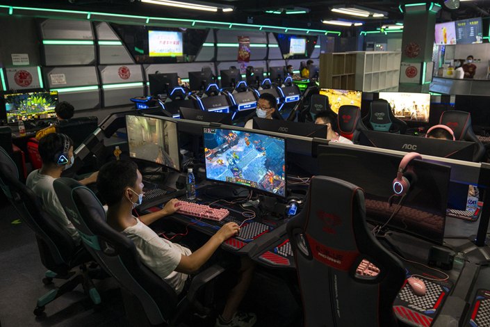 People play video games at an arcade in September 2021 in Beijing. Photo: Bloomberg
