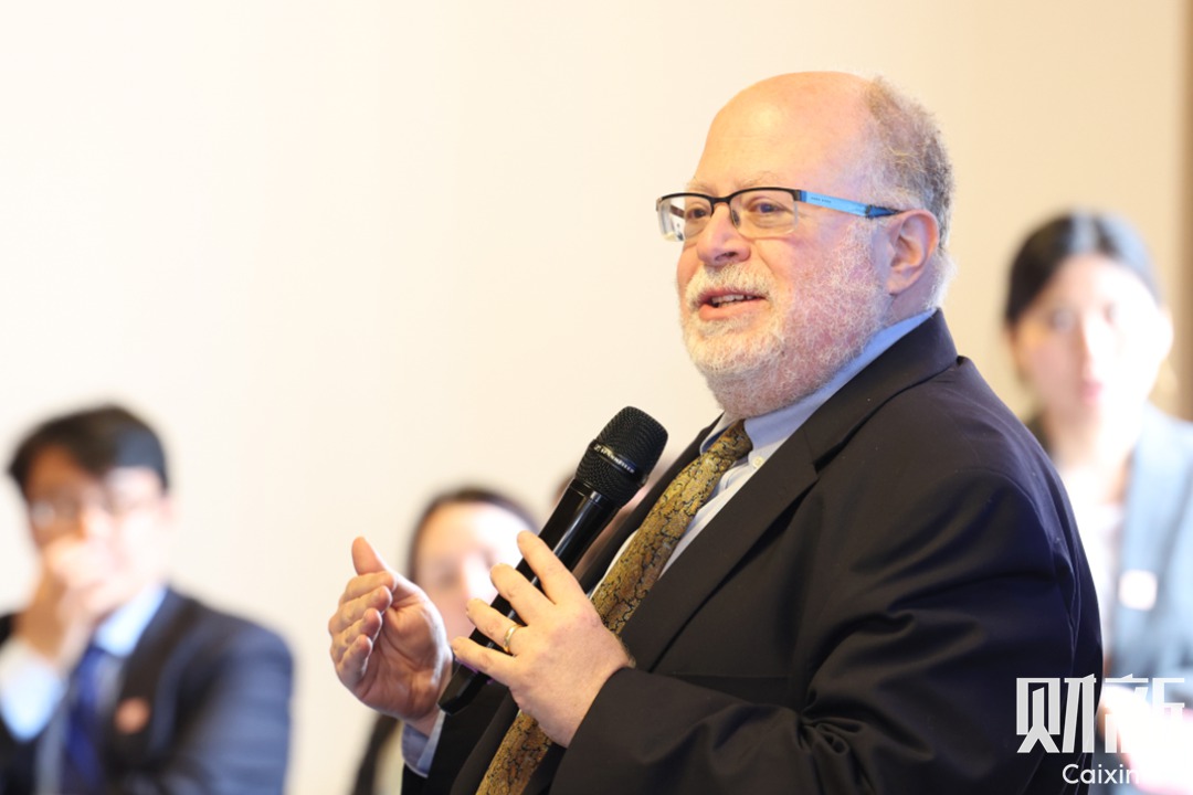 On Jan. 17, Adam Posen, Chairman of the Peterson Institute for International Economics, delivers a speech at aluncheon hosted by Caixin the World Economic Forum in Davos, Switzerland. Photo: Vickie/Caixin