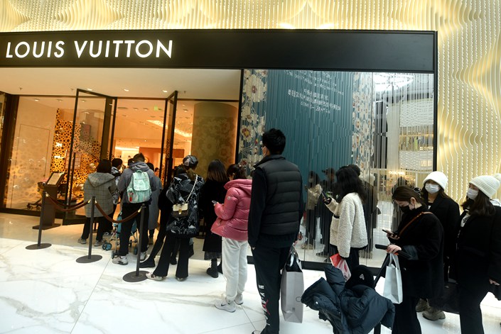 Customers line up outside a Louis Vuitton store on Feb. 12 in Hangzhou, East China’s Zhejiang province. Photo: VCG