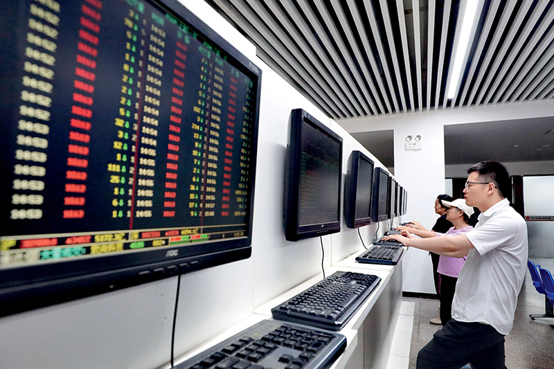 Investors are monitoring stock prices at a brokerage office in Anqing, Anhui province, on Aug. 28, 2023.　