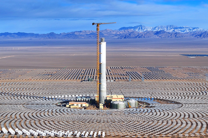 On Jan. 23, a groundbreaking moment in Jiuquan, Gansu Province, as the Aksai New Energy’s solar hybrid project marks the successful installation of 11,960 heliostats, a type of movable mirror. Photo: VCG