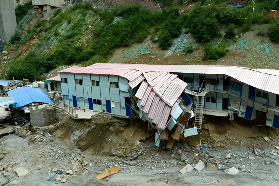 On August 21, a brief spell of intense rain triggered a flood and mudslide that destroyed the accommodation of a highway construction crew in Sichuan province, leaving six people dead and 46 missing