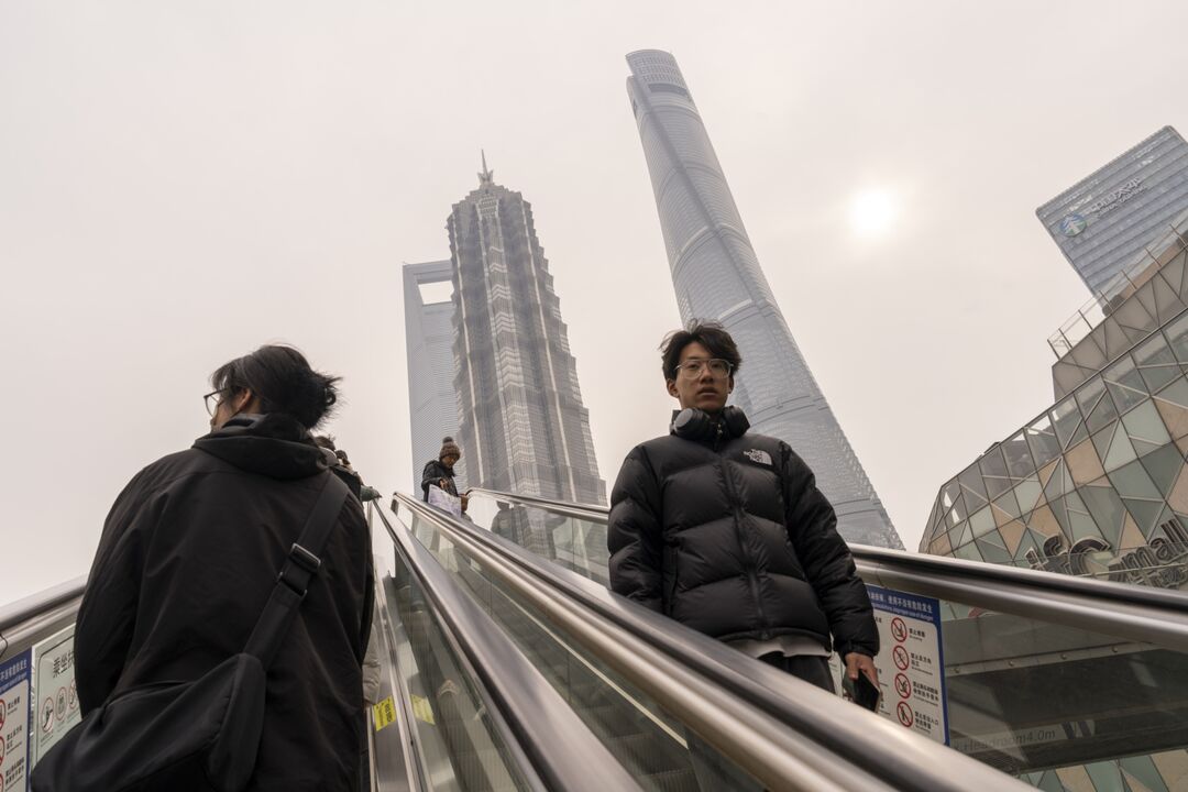 Pedestrians ride the escalators in Shanghai’s Lujiazui Financial District on Jan. 29. Photo: Bloomberg