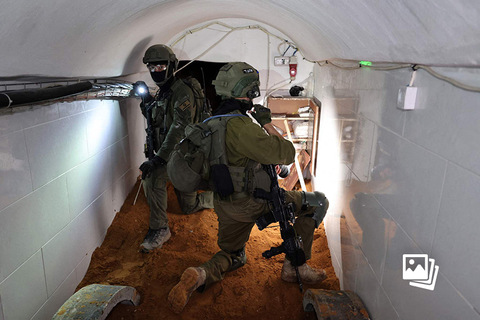 当地时间2024年2月8日，加沙地带，在以色列军方组织的一次媒体参观中，士兵展示隧道内的设施。以军方声称这是一条“哈马斯指挥隧道”。据路透社2月10日报道，以色列军队称其发现了一个数百米长的隧道网络，部分位于联合国巴勒斯坦难民救济和工程处（近东救济工程处）加沙总部下方，认为是哈马斯利用巴勒斯坦主要救援机构的新证据。近东救济工程处在一份声明中表示，其已于 2023年10 月 12 日，即巴以新一轮冲突开始5天后撤离总部，因此“无法证实或以其他方式评论”以色列的调查结果。1月末，以色列指认近东救济工程处12名员工参与了去年10月7日哈马斯对以色列境内军民目标的大规模突袭。美国、加拿大、英国等十余个国家随后宣布停止向这一机构提供资金。图：JACK GUEZ/视觉中国