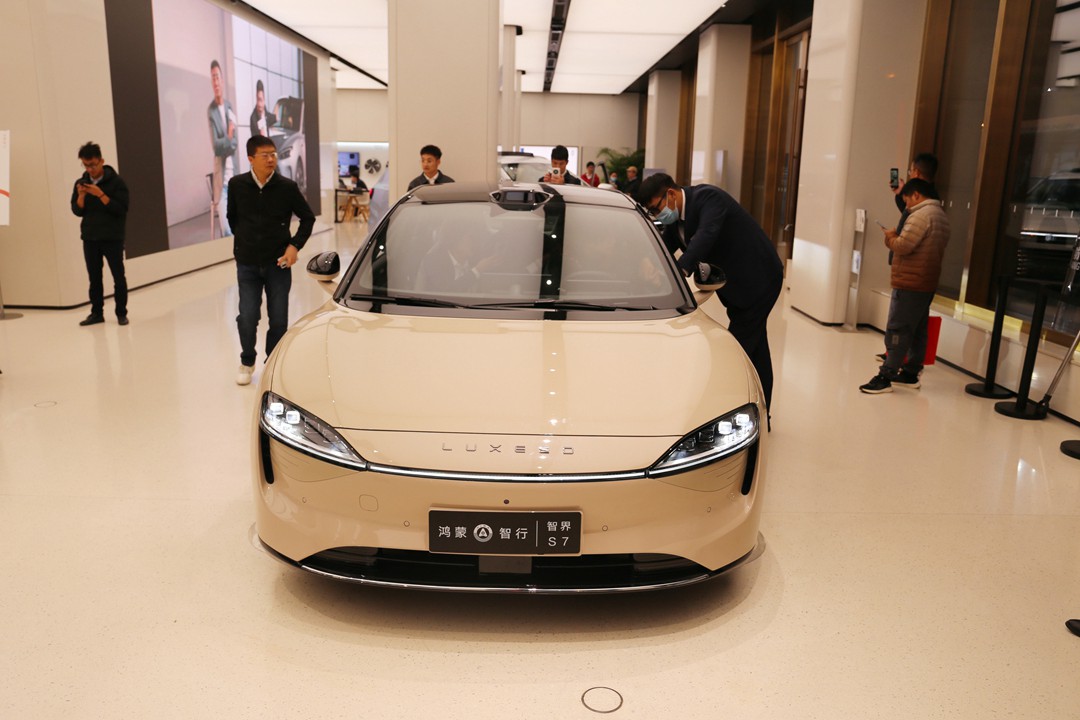 A Luxeed S7 sedan, which Huawei developed with partner Chery Automobile, sits on display at a Huawei store in Shanghai on Nov. 12. Photo: VCG