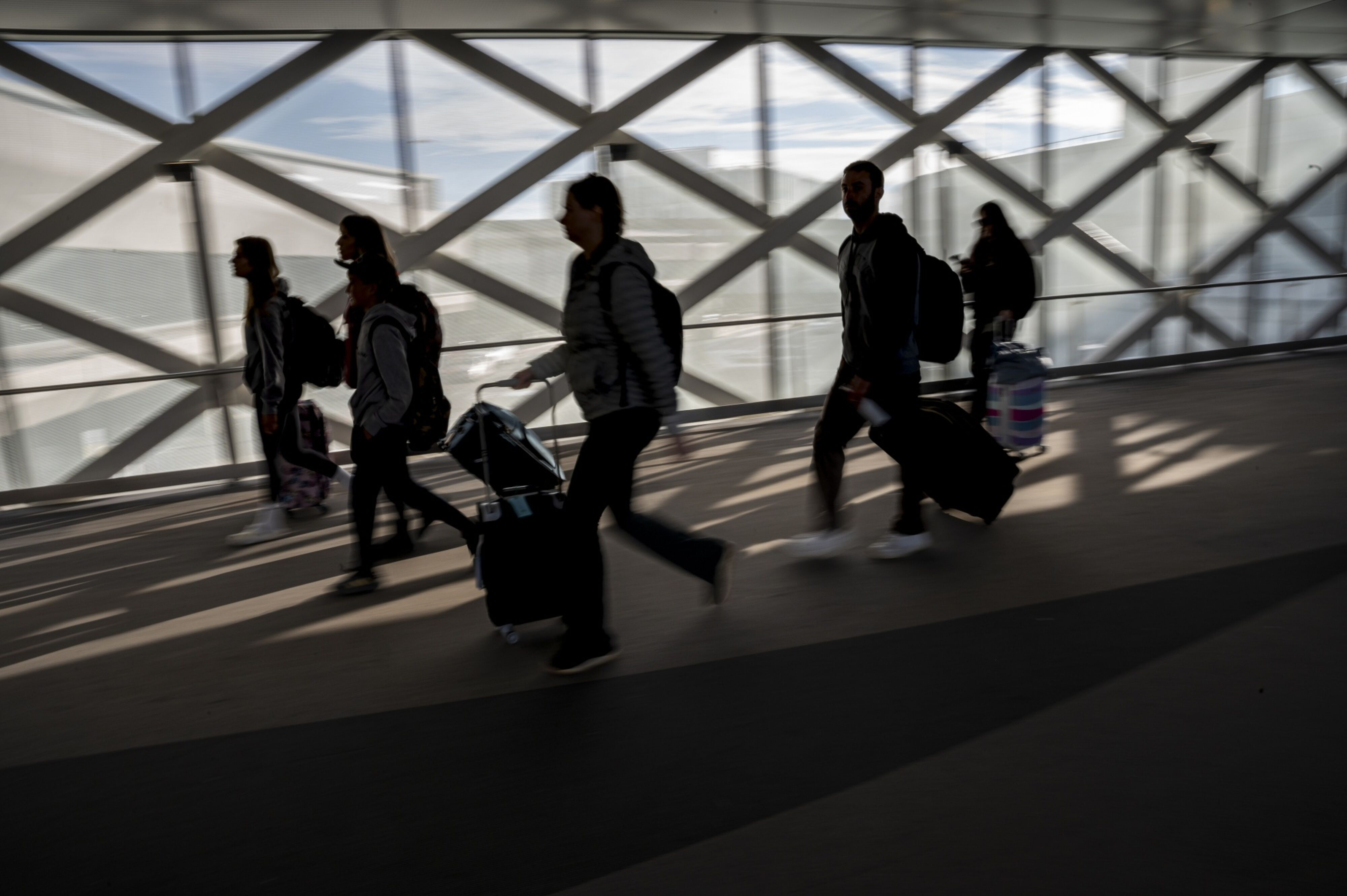 Travelers walk through San Francisco International Airport in the U.S. on Nov. 22. Photo: Bloomberg