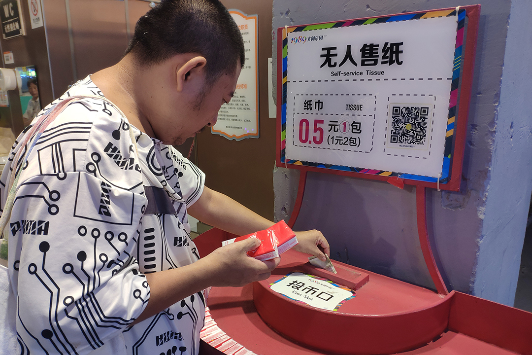 A tourist pays for a packet of tissues at a tourist destination in Chongqing on Aug. 7. Photo: VCG