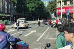 司机驾车在广州老城区撞人 11人受伤
