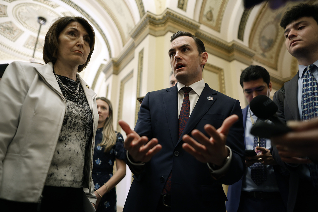 House Energy and Commerce Committee Chair Cathy McMorris Rodgers（left) and Republican Mike Gallager talk with reporters after the House of Representatives passed a bill to ban TikTok at the U.S. Capitol on Wednesday. Photo: VCG