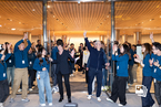 苹果全球第二大零售店在沪开业 库克推门迎客有人彻夜排队等候入场