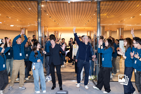 2024年3月21日，上海，苹果公司首席执行官蒂姆·库克(中右)和零售业务高级副总裁迪尔德丽·奥布莱恩(中左)开门迎客。图：视觉中国