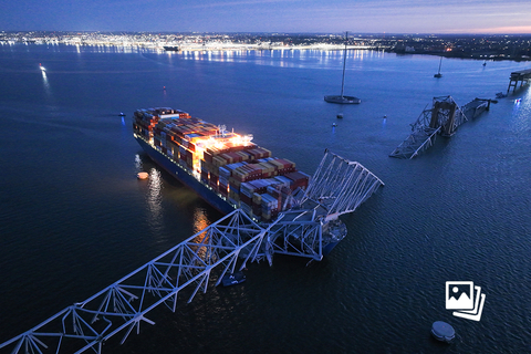 当地时间2024年3月26日，美国马里兰州巴尔的摩市，一艘大型货船因停电撞上“弗朗西斯·斯科特·基”桥，这座长约2.6公里的桥随后坍塌。此次桥梁垮塌事故已造成6名工人失踪，据推测已经死亡。据路透社报道，这艘悬挂新加坡国旗的集装箱船名为“达利”，正从巴尔的摩港驶往斯里兰卡，于凌晨1:30左右撞上了帕塔普斯科河口上“弗朗西斯·斯科特·基”桥的支撑塔。有一段桥架几乎立即坍塌在水中，导致车辆和人员落水。救援人员将2名幸存者拉至安全地带，其中1人被送往医院。当地官员们早些时候说，他们和其他6名失踪者都是填补桥梁路面坑洼的工作人员。马里兰州交通管理局称，这艘船在撞击前报告了电力故障，大桥坍塌前所有车道都已双向关闭。图：视觉中国