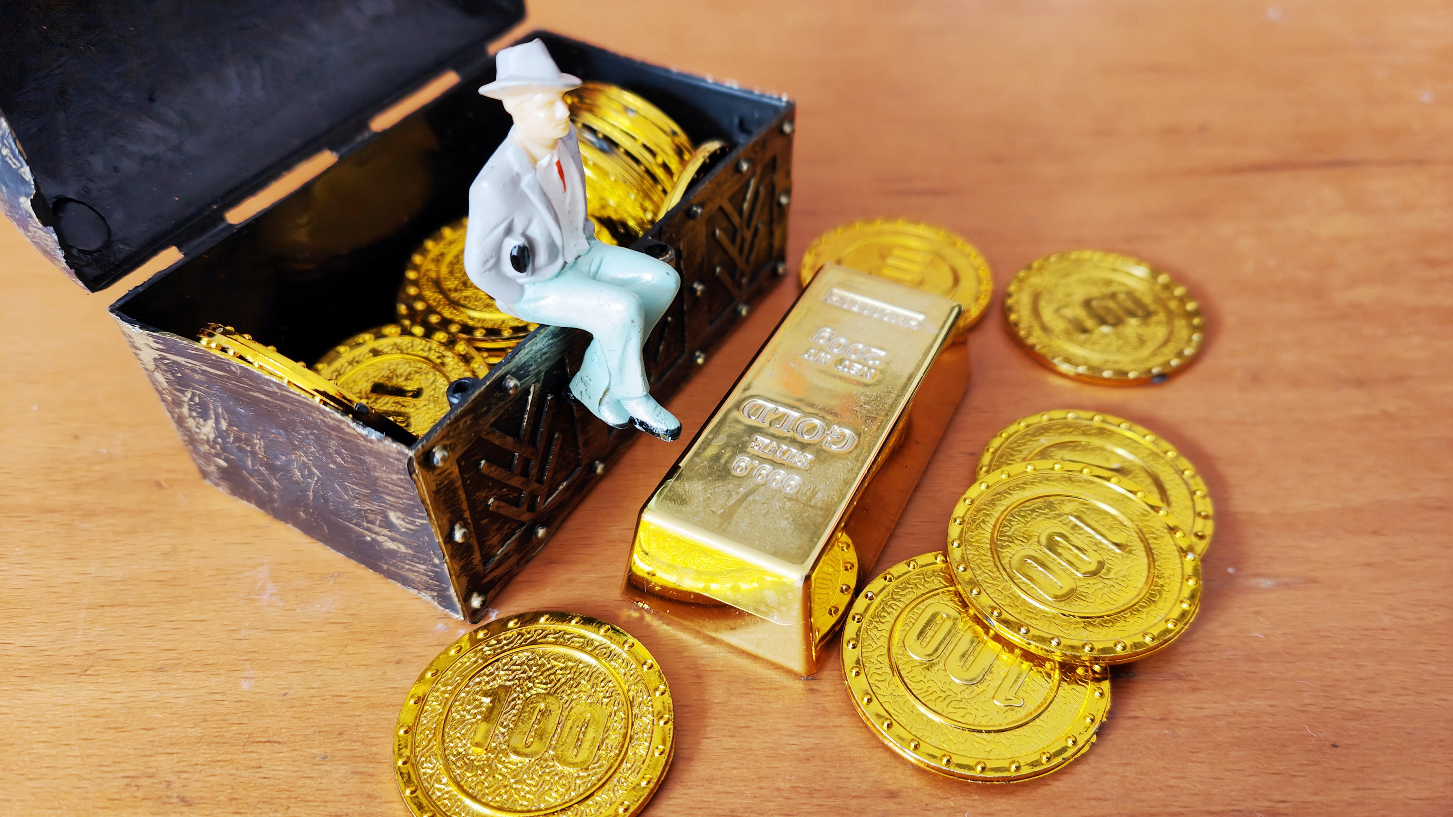 Some banks in China have raised investment thresholds for gold savings accounts to warn investors amid a gold rally. Photo: VCG