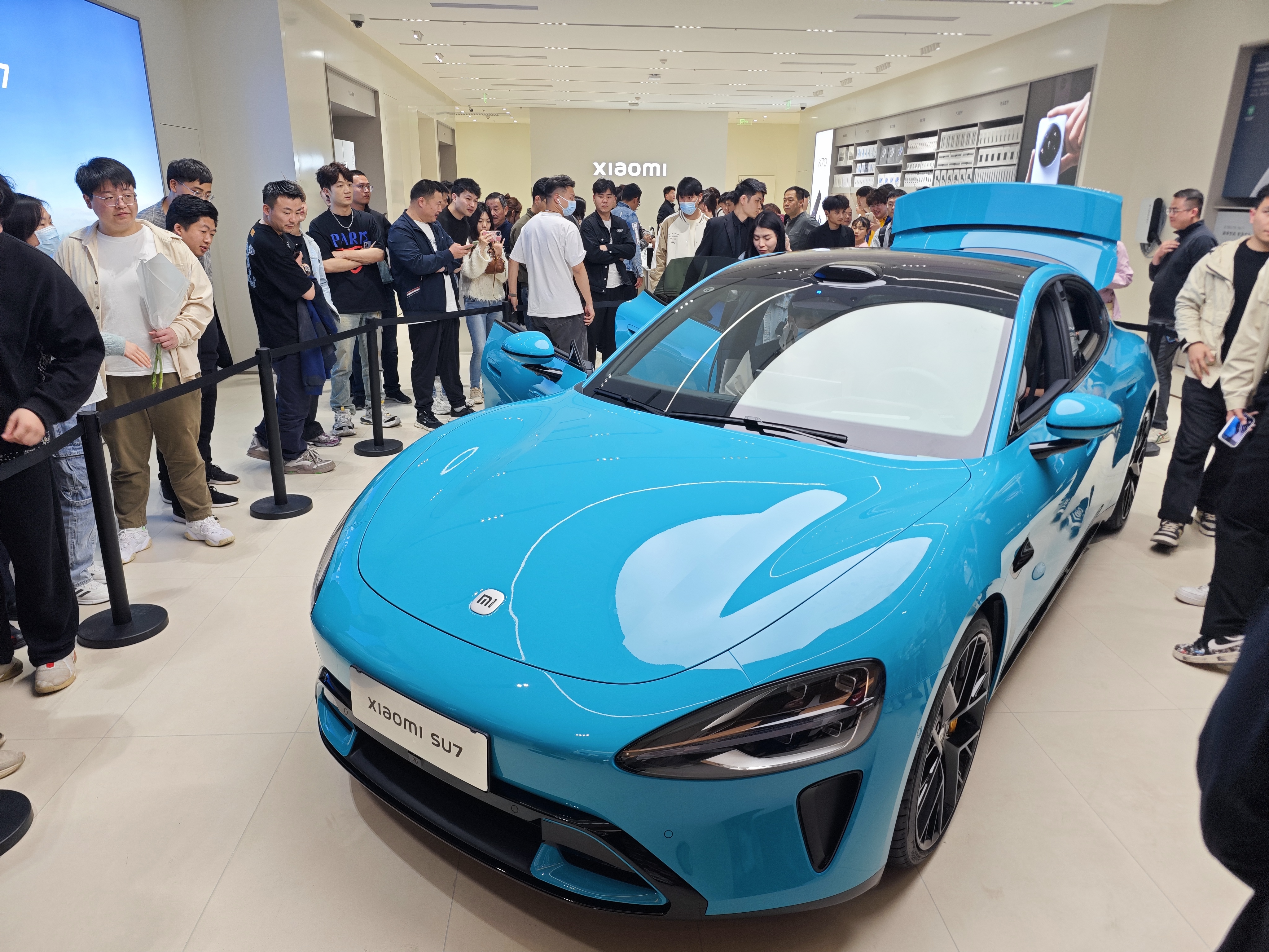 Customers line up at a Xiaomi outlet in Zhengzhou, Henan province to view the new SU7 on Friday. Photo: VCG