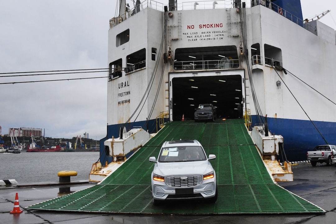 A Geely-branded car drives off a cargo ship on Aug. 25 at the port of Vladivostok, Russia. Photo: VCG