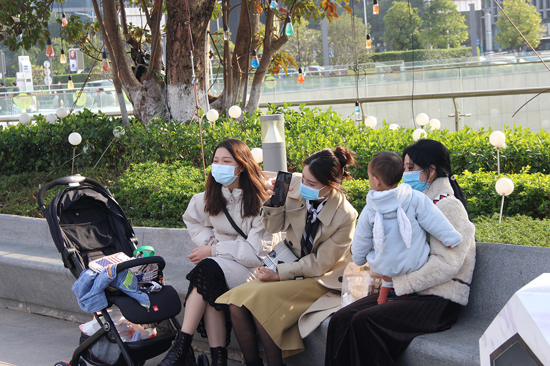 Women wearing masks socialize in Dongguan, South China's Guangdong province, on Jan 17, 2021. Photo: VCG