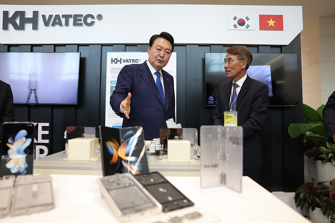 South Korean President Yoon Seok-hyol visits Samsung's booth in Hanoi, Vietnam, June 24, 2023. Photo: VCG