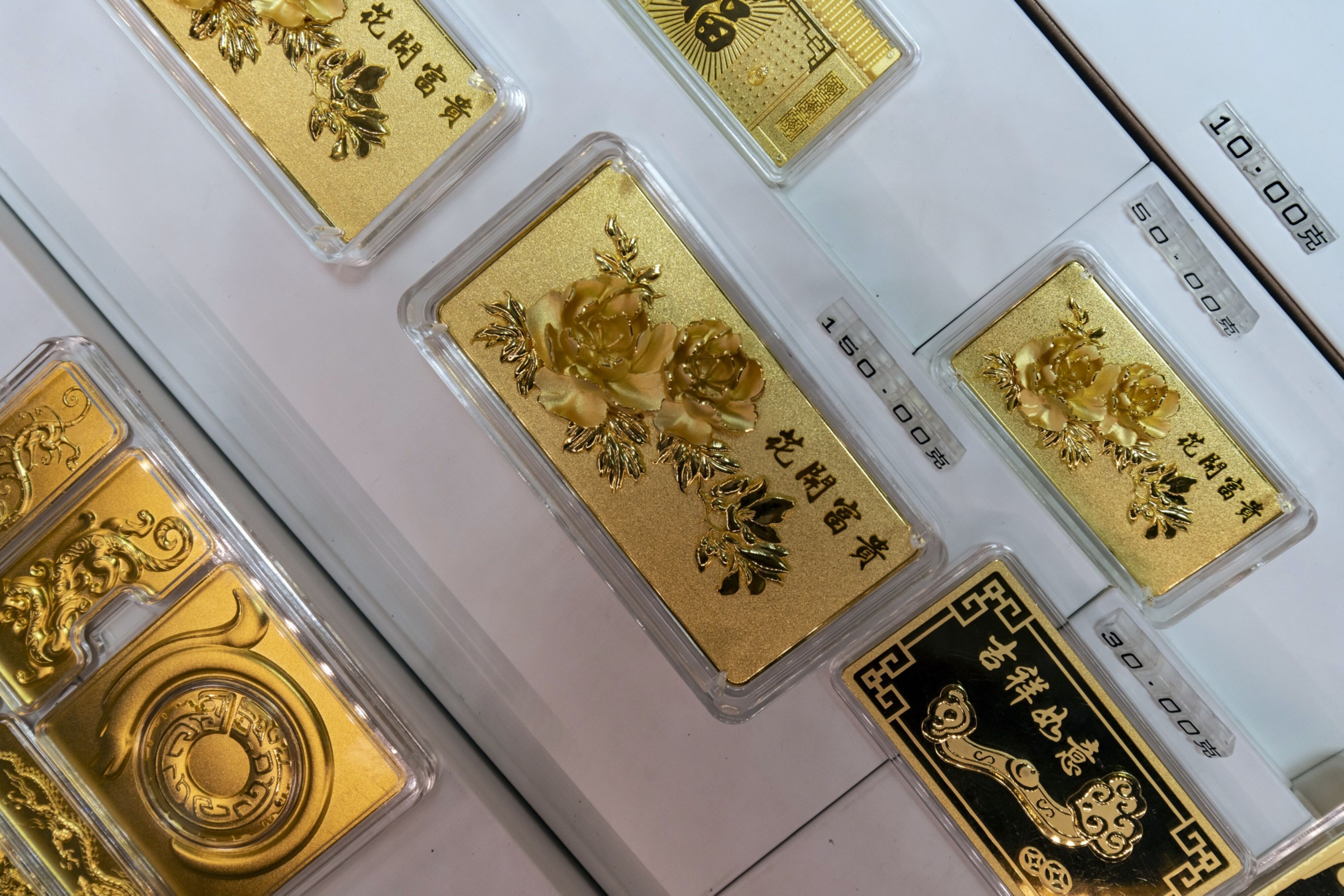 Gold bars for sale at a jewelry store in Shanghai on March 13. Photo: Bloomberg