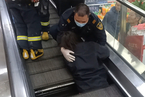 财新闻｜一女子半截身体被“卷入”自动扶梯，上海奉贤区成立事故调查组