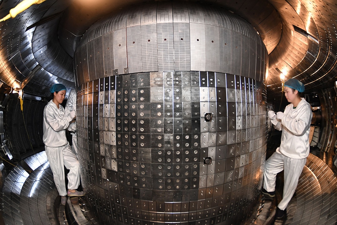 Researchers install tiles in the vacuum chamber of the Tokamak Nuclear Fusion Experimental Facility in Hefei, East China's Anhui province, on April 28, 2021. Photo: VCG