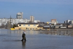 融雪叠加溃坝加剧汛情 俄罗斯和哈萨克斯坦遭遇70年来最严重洪灾
