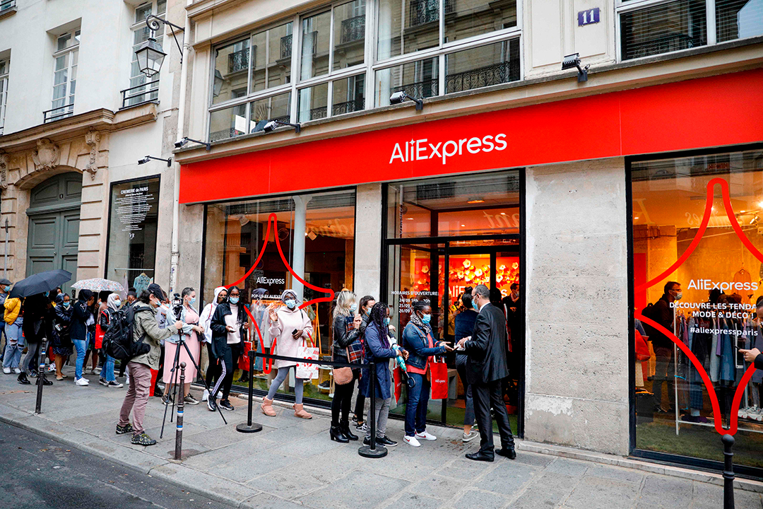 People queue in front of an AliExpress pop-up store in Paris on Sep. 24, 2020. Photo: VCG