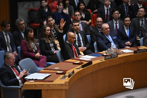 当地时间2024年4月18日，美国纽约联合国总部，常驻联合国副代表罗伯特·伍德（前左）在安理会就关于巴勒斯坦申请成为联合国正式会员国的决议草案进行表决时投反对票。当天下午，由15个成员组成的安理会对一项建议联合国大会批准“巴勒斯坦国成为联合国会员国”的决议草案进行投票。草案获得12票赞成，美国投了反对票，另外2票弃权。由于常任理事国美国行使了否决权，草案未能通过。图：ANGELA WEISS/视觉中国
