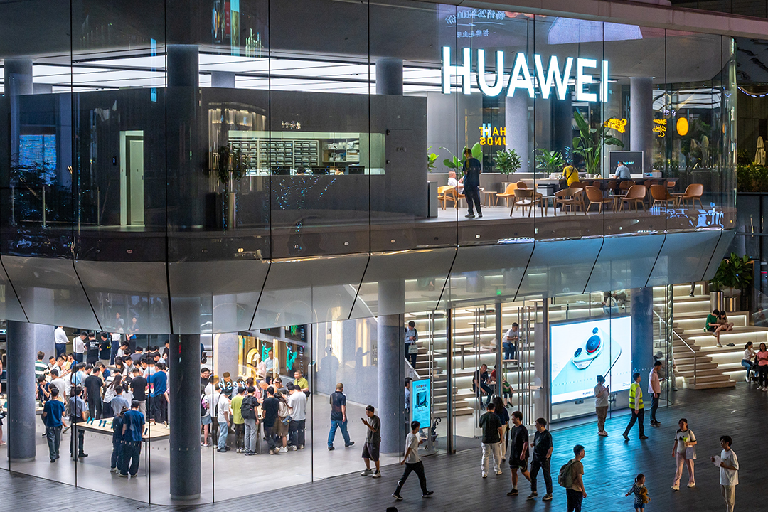 Customers crowd Huawei's flagship store in Shenzhen, South China’s Guangdong province, on Thursday after the telecommunications-gear maker released its new Pura 70 line of smartphones. Photo: VCG