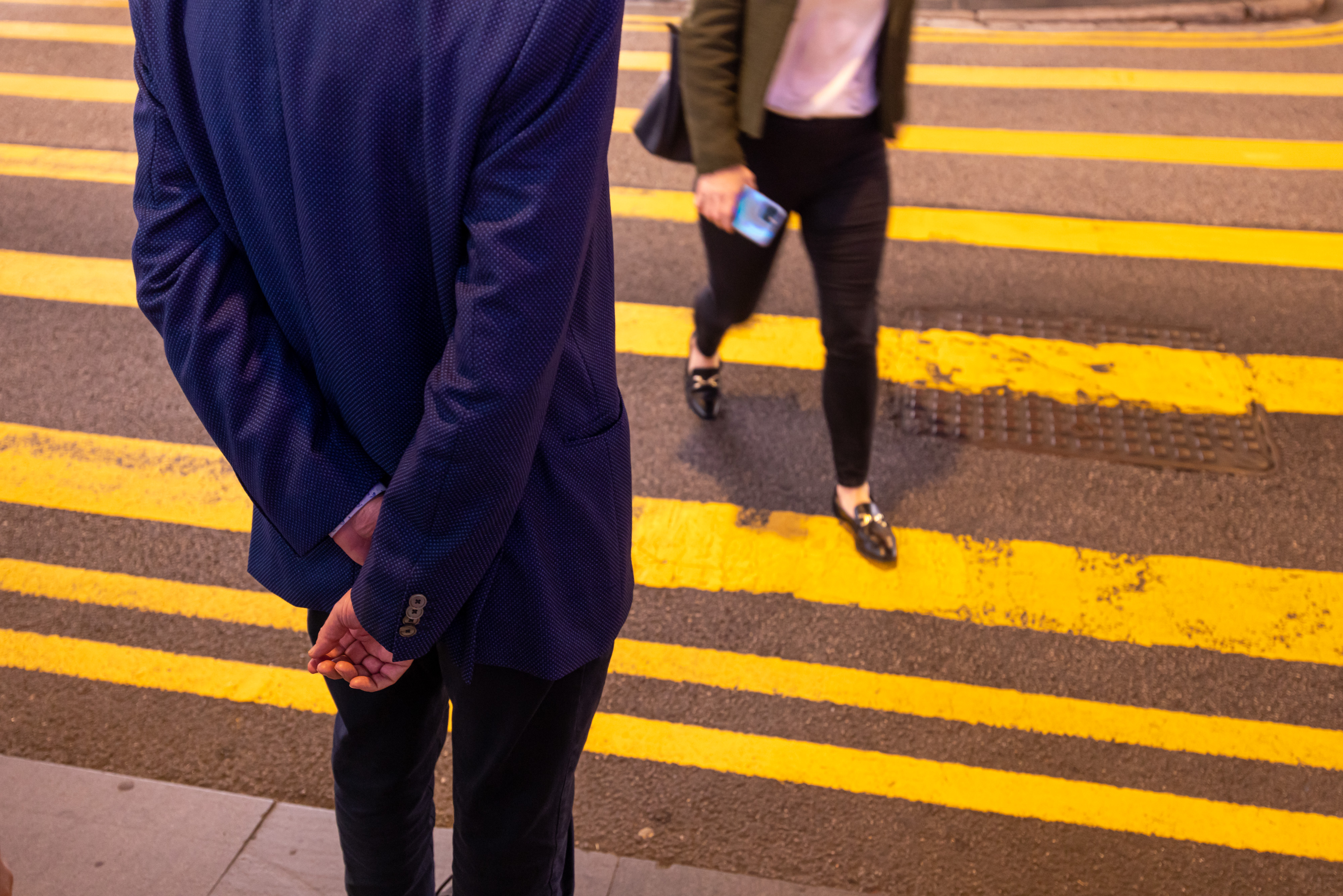 Pedestrians cross a street in Hong Kong’s Central district on Nov. 20. Photo: Bloomberg
