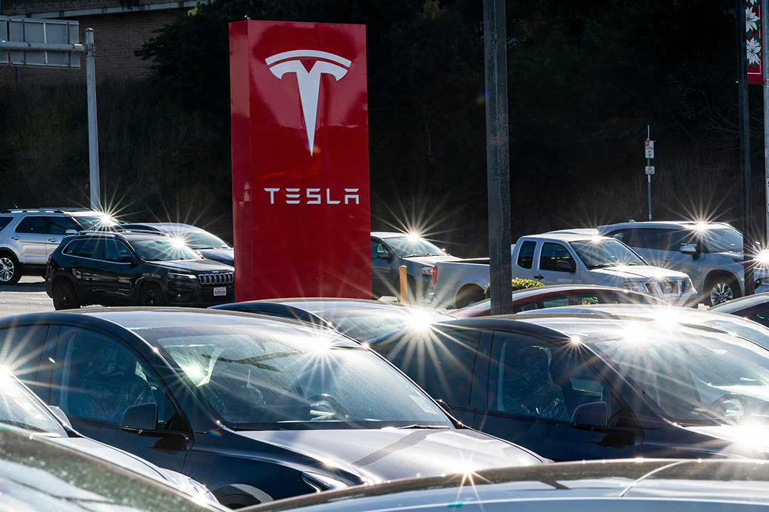 Tesla models sit at a dealership in the U.S. state of California on Dec. 13. Photo: VCG