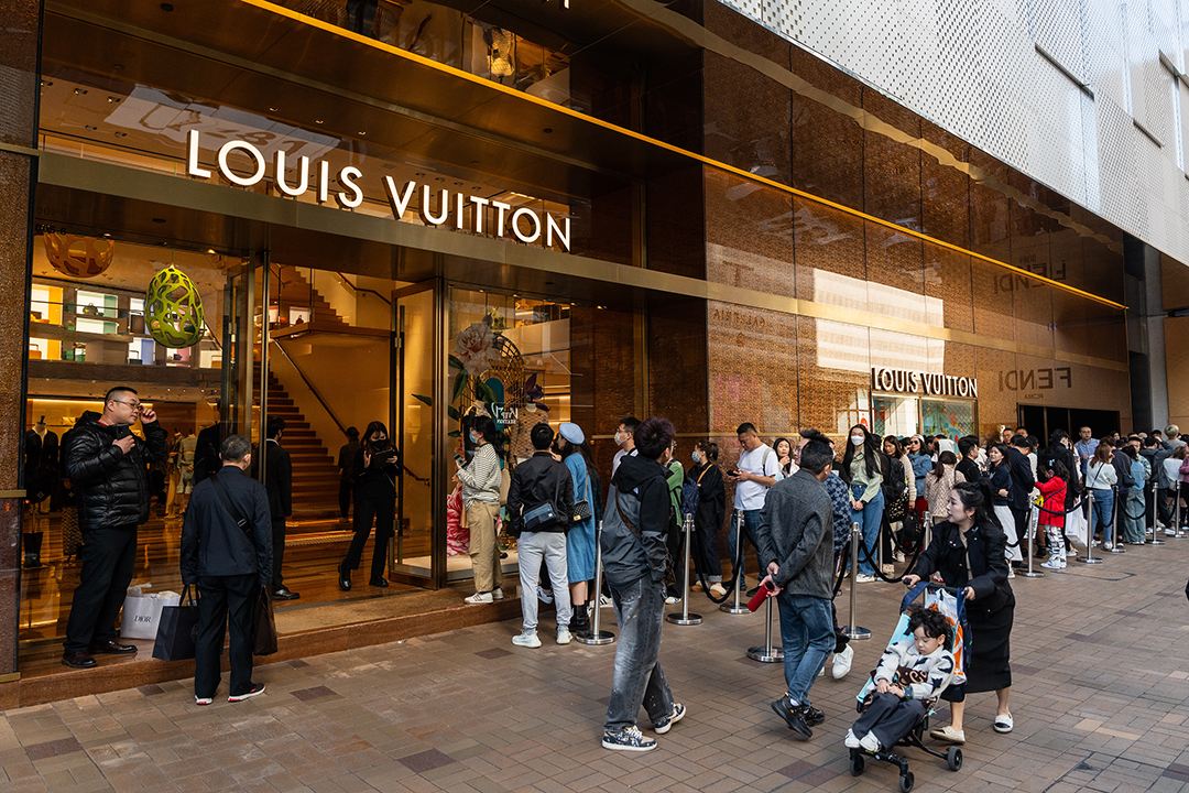 Crowds gather at the Louis Vuitton store in Tsim Sha Tsui, Hong Kong, during the Chinese New Year holiday on Feb 12, 2024. Photo: VCG