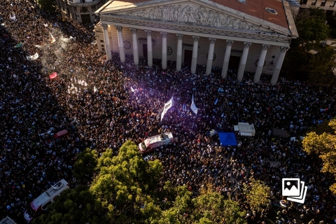 当地时间2024年4月23日，阿根廷布宜诺斯艾利斯，民众走上街头，抗议总统米莱削减大学预算，削减高等公共教育、研究和科学经费。当天，阿根廷各大城市爆发大规模抗议示威游行。据警方估算，仅首都布宜诺斯艾利斯就有超过15万人参加此次抗议。这是迄今为止针对总统米莱紧缩措施的最大规模抗议。据路透社18日报道，布宜诺斯艾利斯大学表示，其预算名义上削减26%，鉴于阿根廷通胀率接近300%，实际相当于削减80%。该校法学系系主任莱安德罗·维加拉称，大学无法仅靠目前的预算额度维持运转。图：Tomas Cuesta/视觉中国