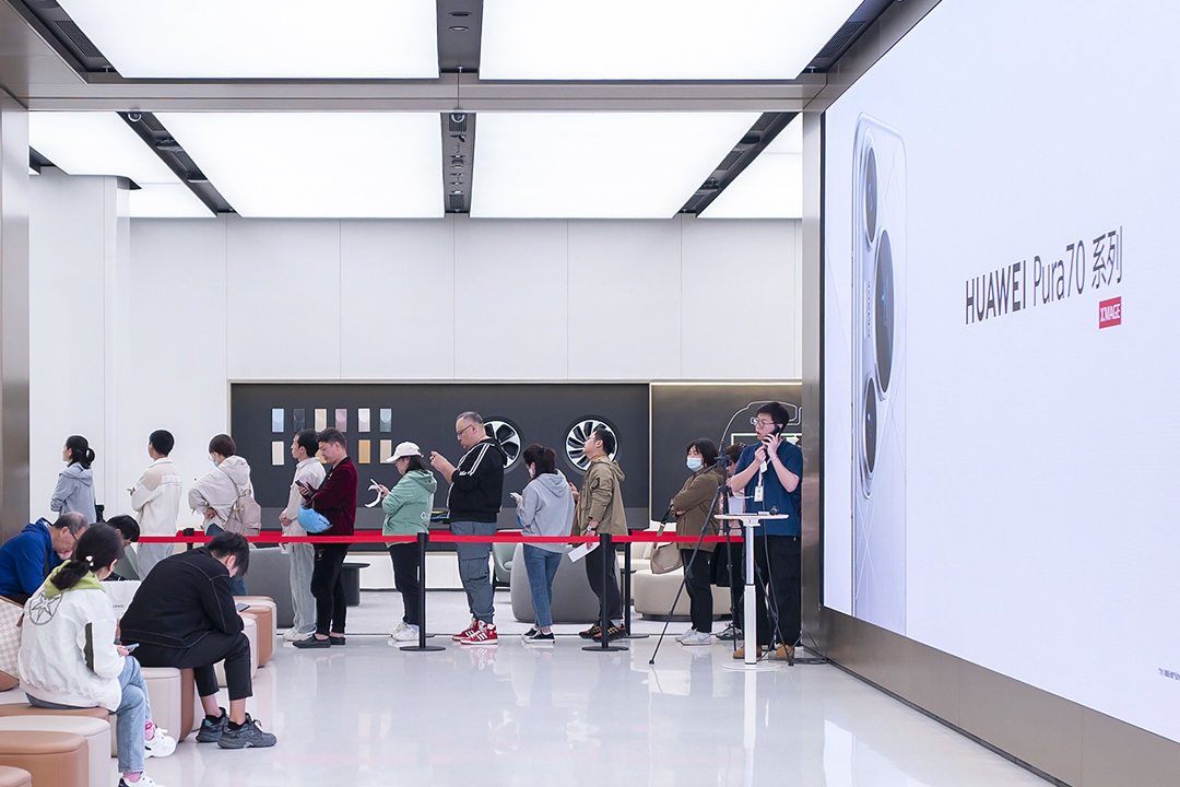 Customers line up to buy Huawei Pura 70 series phones at Huawei's global flagship store in Shanghai on Monday. Photo: VCG