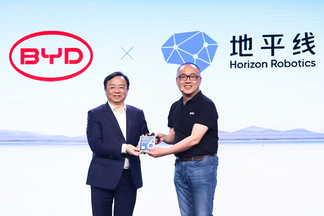 Horizon Robotics CEO Yu Kai (Right) and BYD Chairman and CEO Wang Chuanfu attend the Horizon launch in Beijing on Wednesday. Photo: Horizon Robotics