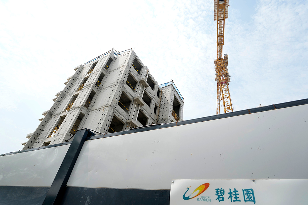 The logo for Country Garden developer is seen near the Country Garden One World City project under construction on the outskirts of Beijing on Aug. 17, 2023. Photo: VCG