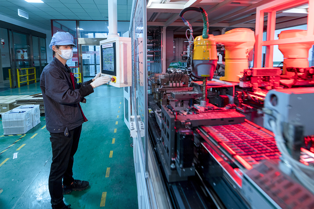 A technician uses an intelligent production line in Yangzhong, Jiangsu province, to produce photovoltaic modules for export to the European and American markets on Feb. 20, 2023. Photo: VCG